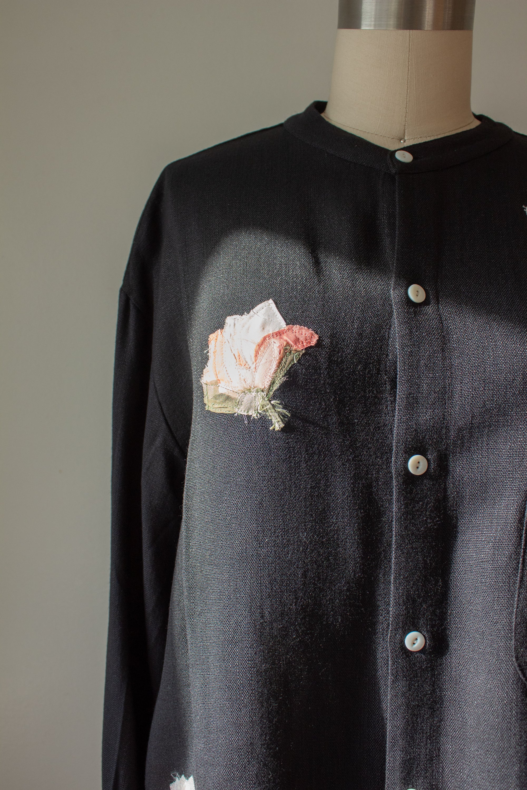 N° 224  banded collar shirt - sumi black/ame pink