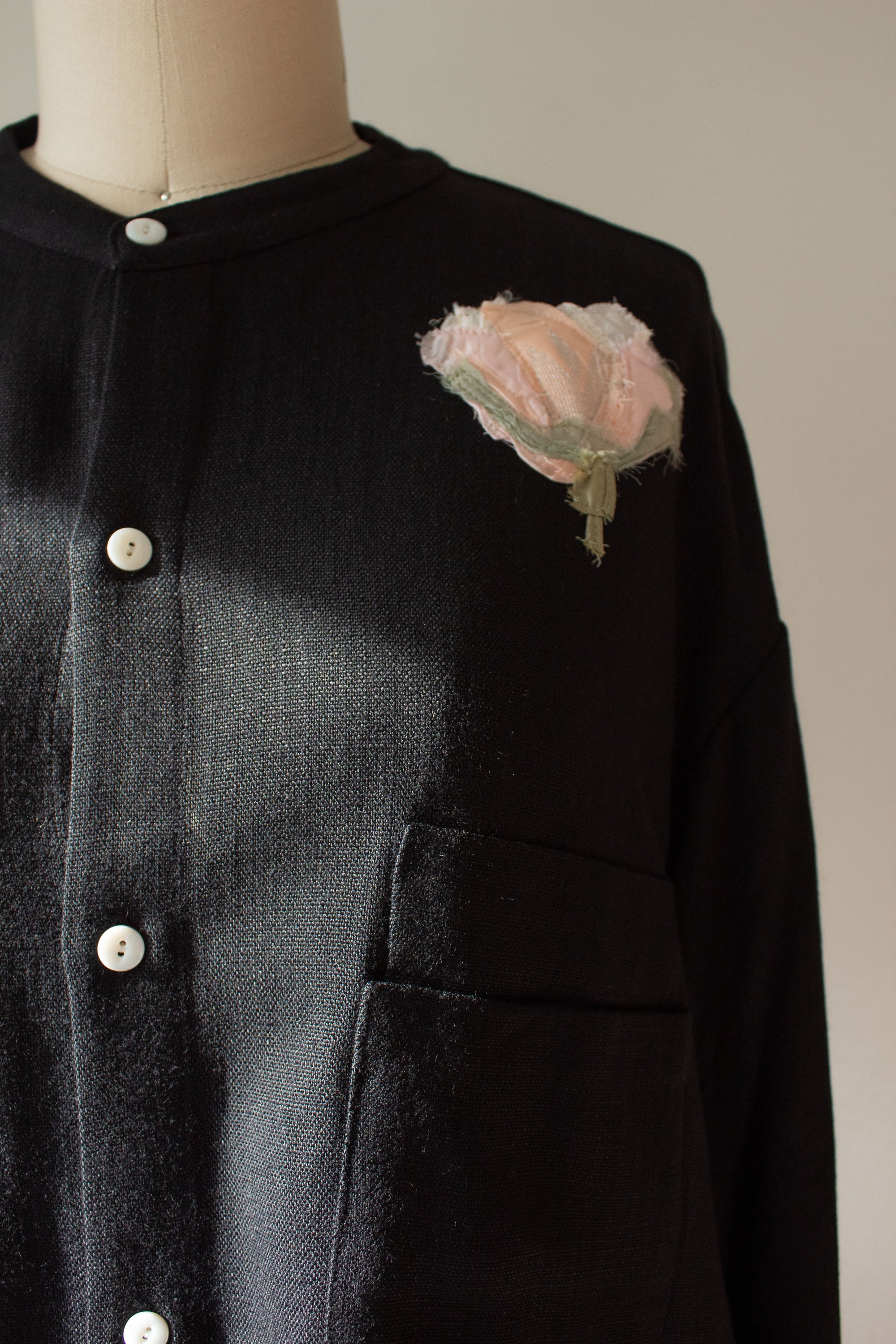 N° 224  banded collar shirt - sumi black/ame pink