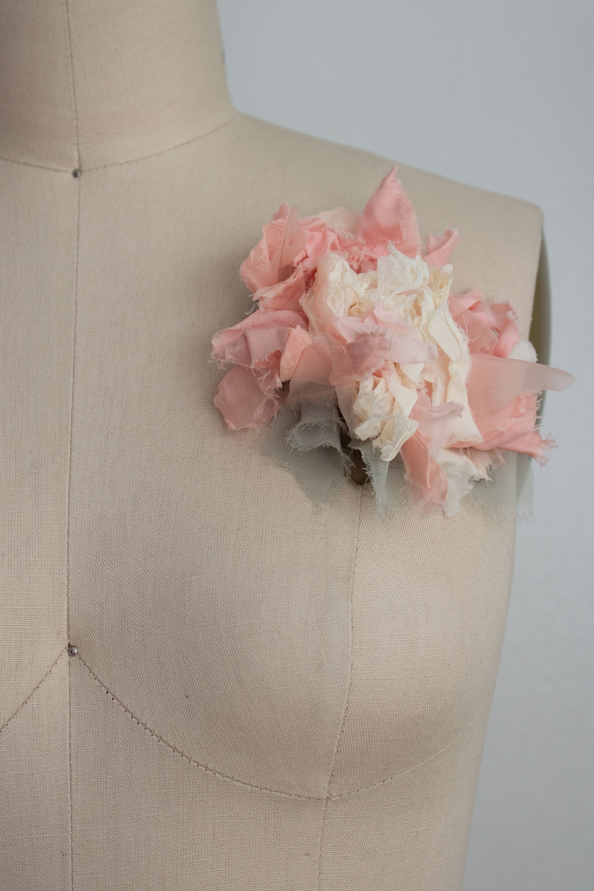 N° 51 crushed bloom brooch - ame pink/yuki white - M
