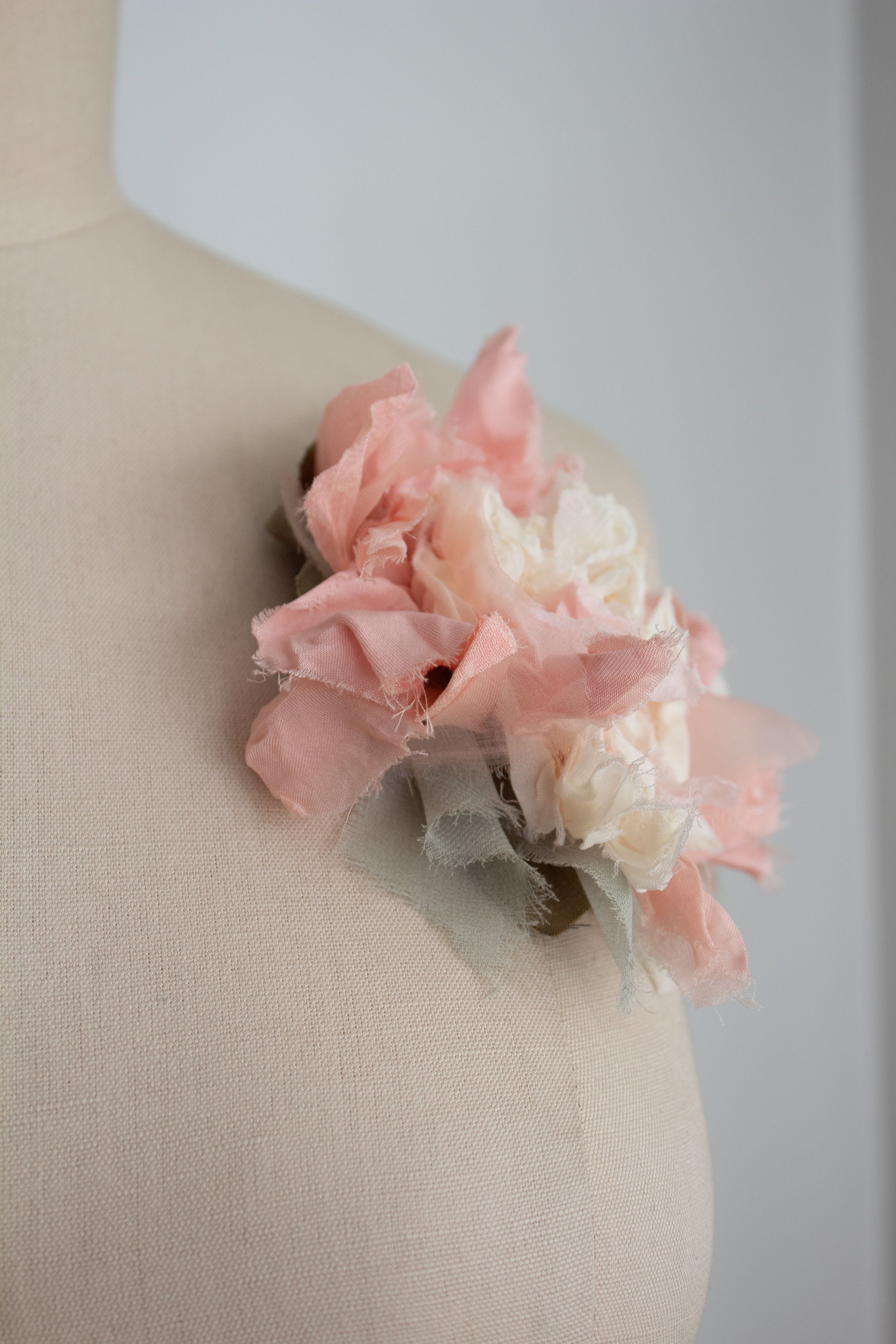 N° 51 crushed bloom brooch - ame pink/yuki white - M