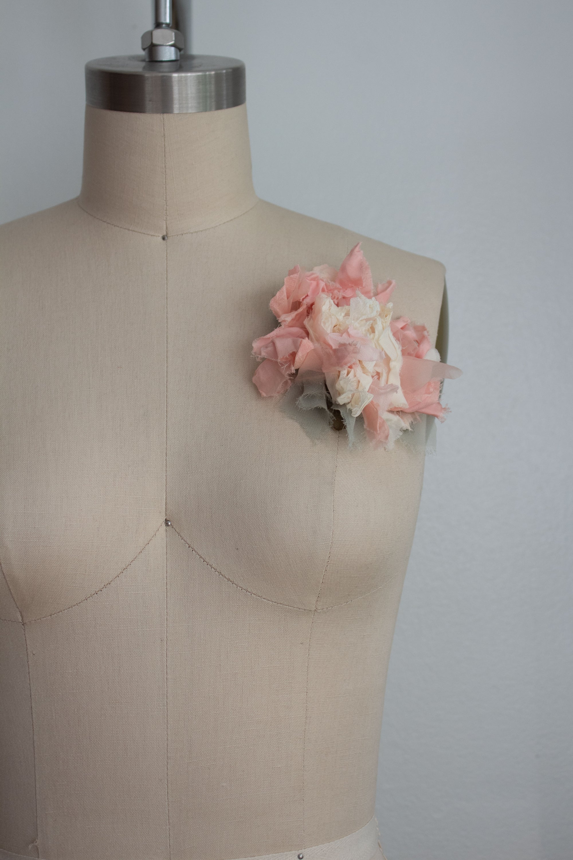 N° 51 crushed bloom brooch - ame pink/yuki white - M