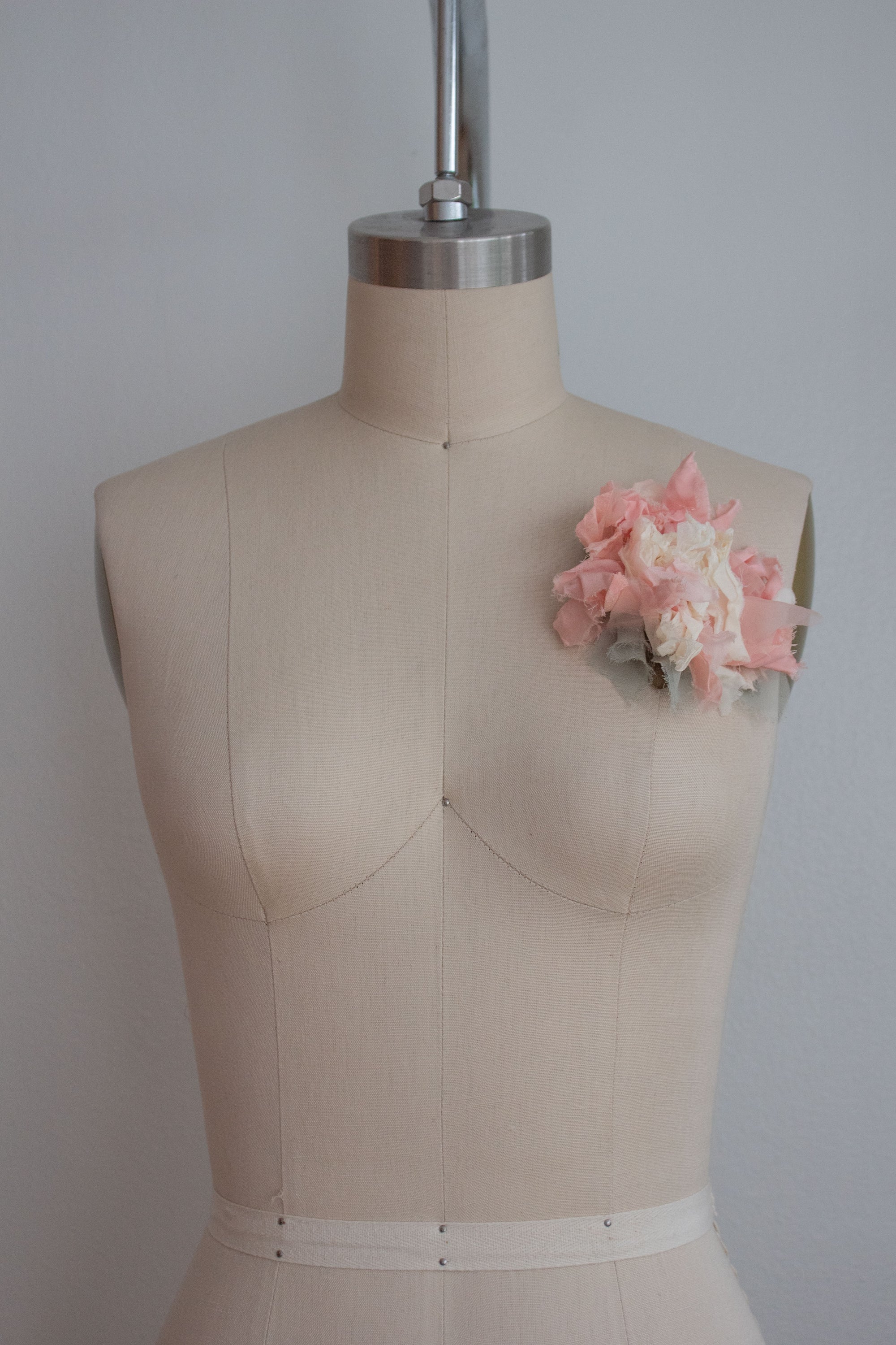 N° 51 crushed bloom brooch - ame pink/yuki white - M