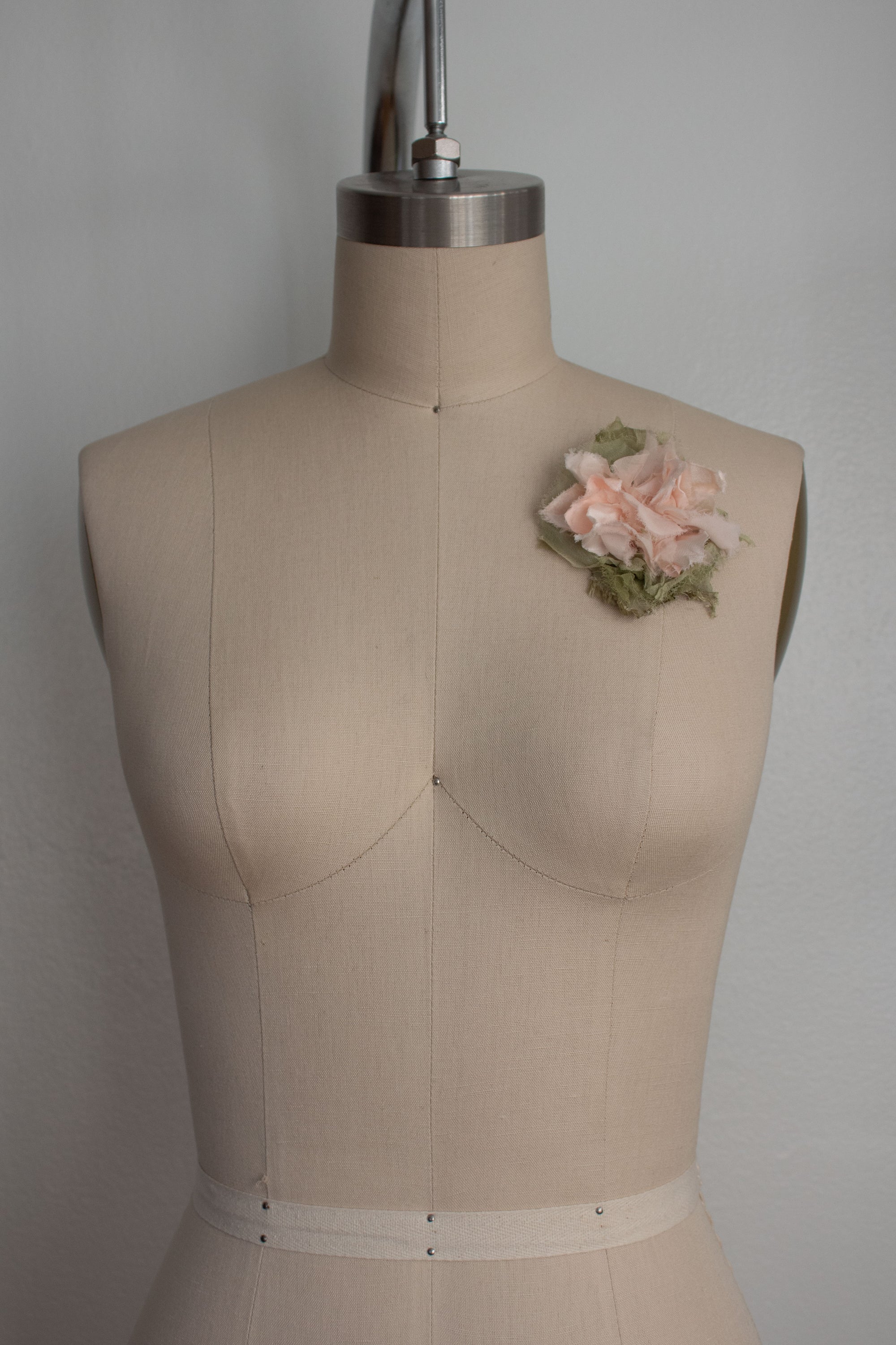 N° 51 crushed bloom brooch - ame pink - S