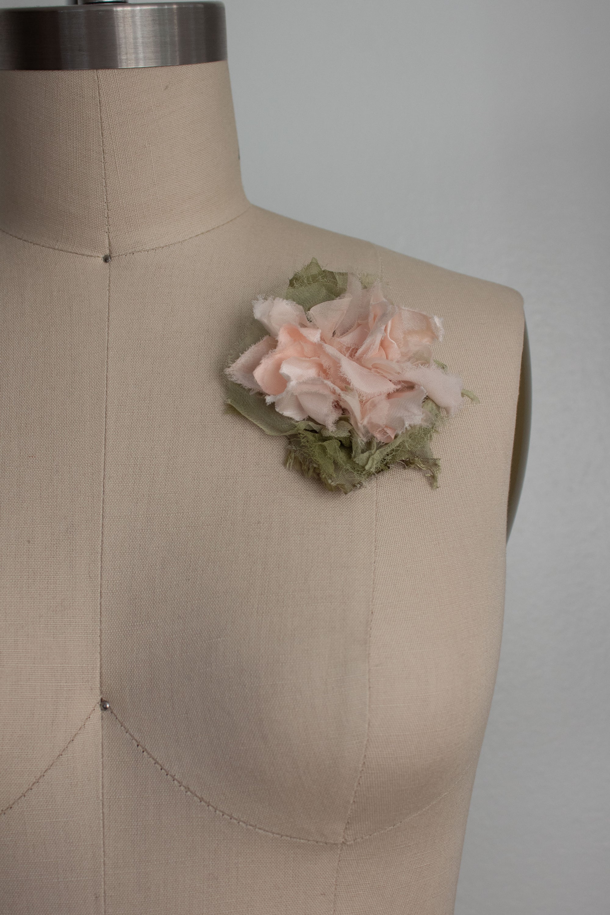 N° 51 crushed bloom brooch - ame pink - S