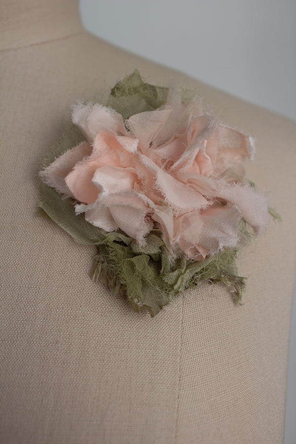 N° 51 crushed bloom brooch - ame pink - S