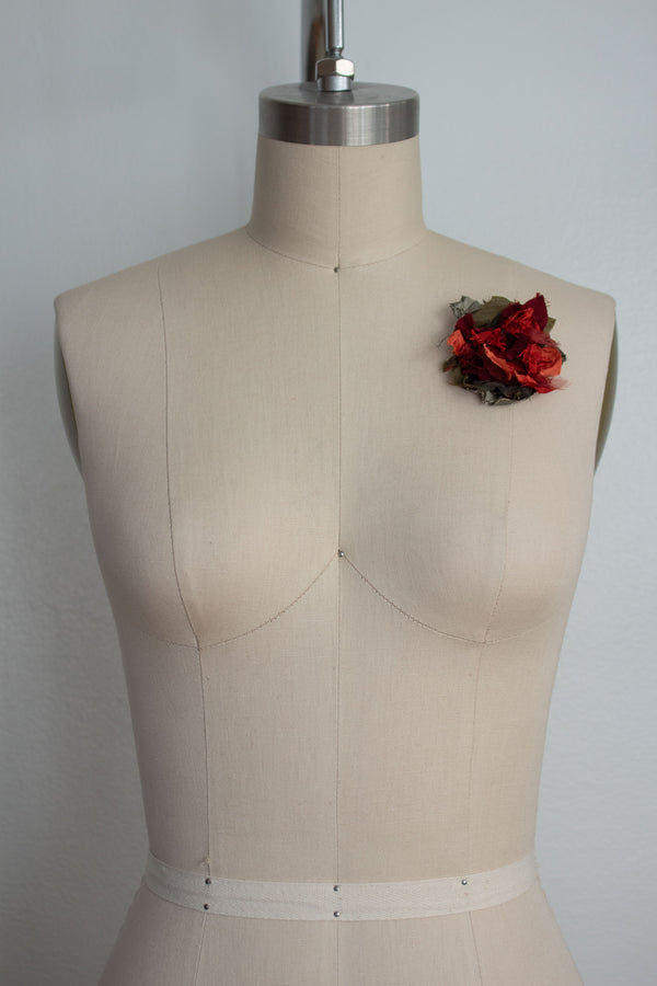 N° 51 crushed bloom brooch - momiji red/shudei terracotta - XS