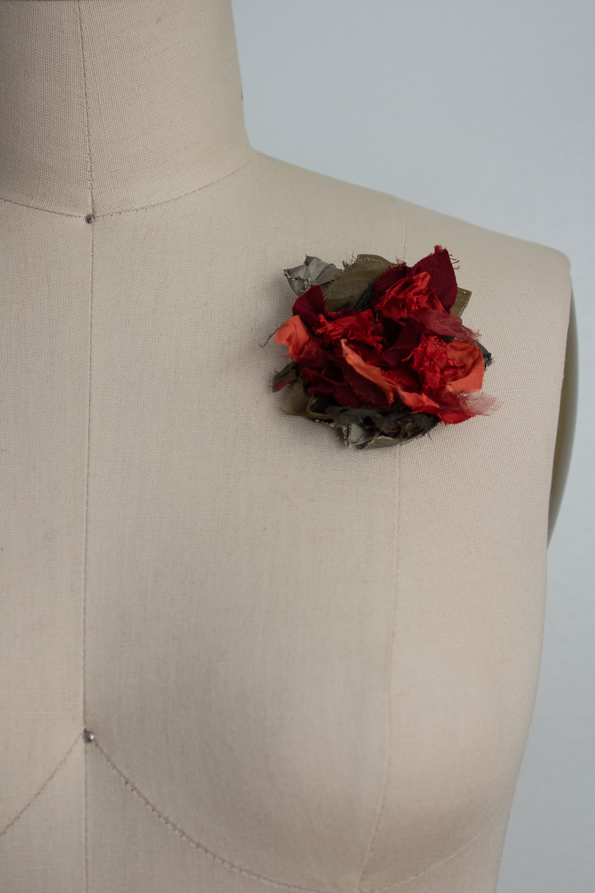 N° 51 crushed bloom brooch - momiji red/shudei terracotta - XS