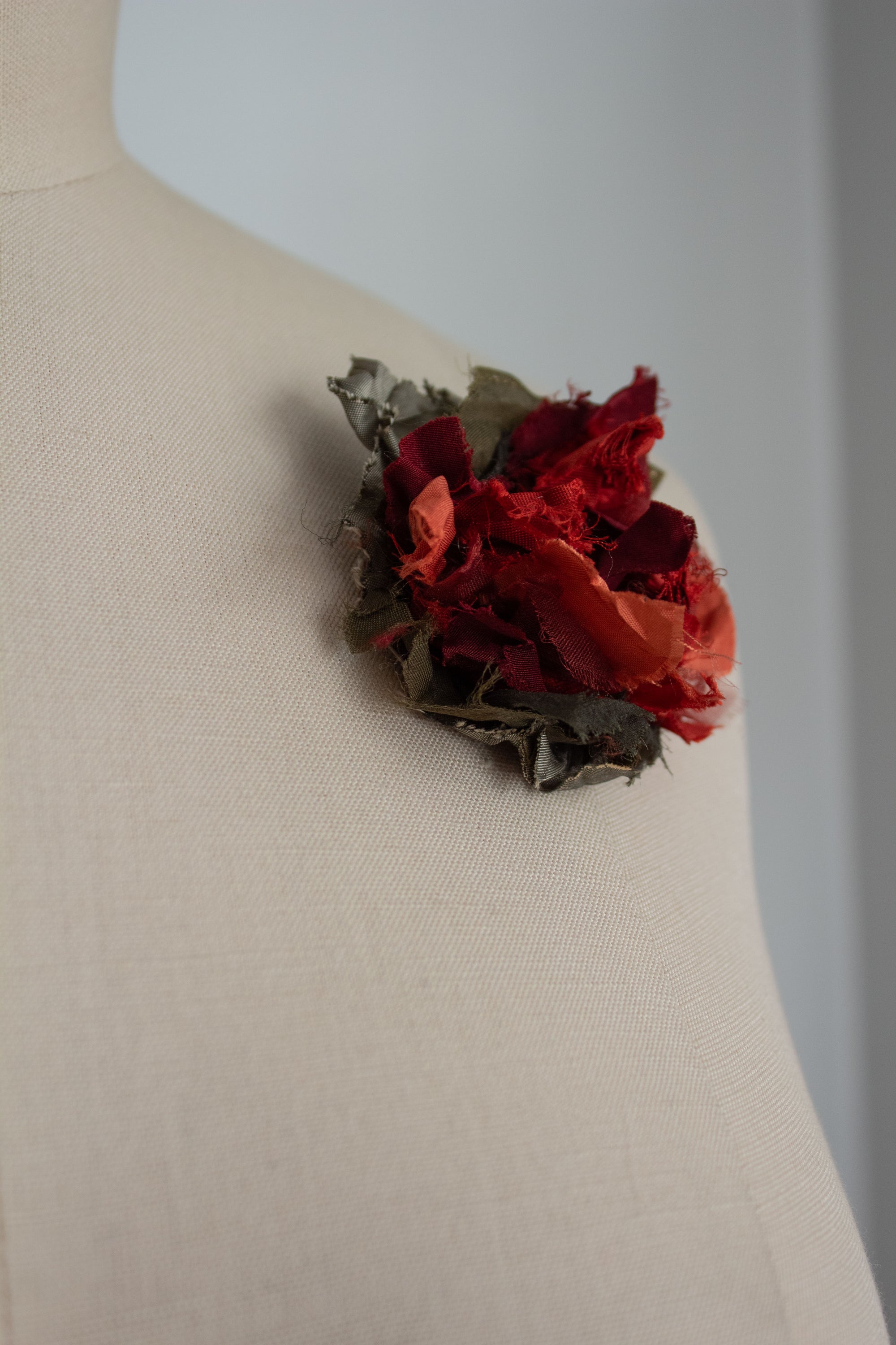 N° 51 crushed bloom brooch - momiji red/shudei terracotta - XS