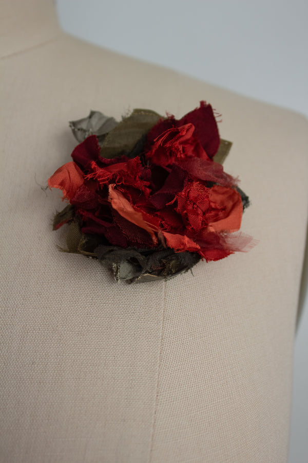 N° 51 crushed bloom brooch - momiji red/shudei terracotta - XS