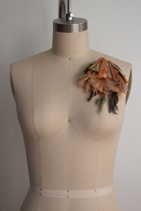 N° 184 falling flower brooch - ususabi rose - L