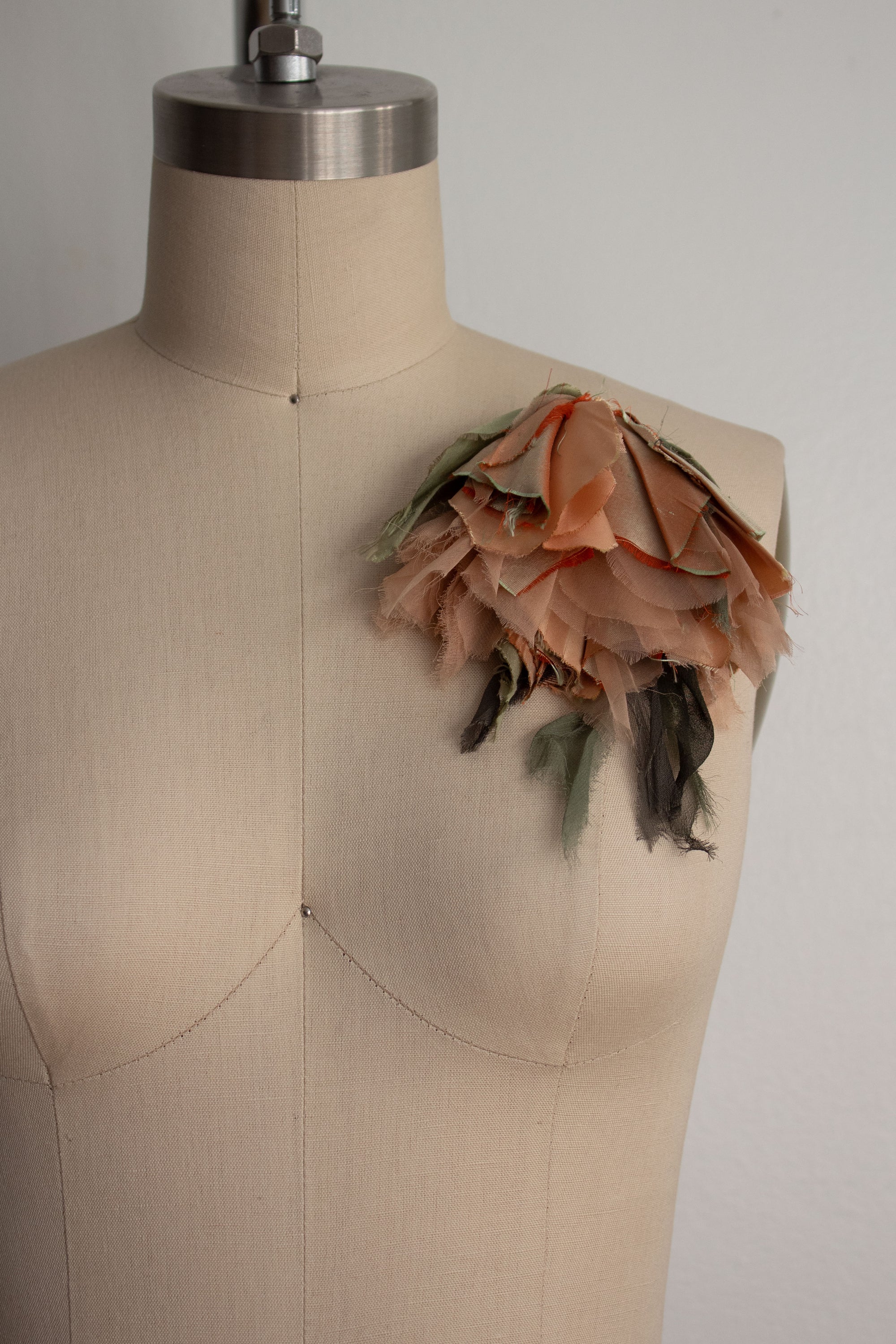 N° 184 falling flower brooch - ususabi rose - L