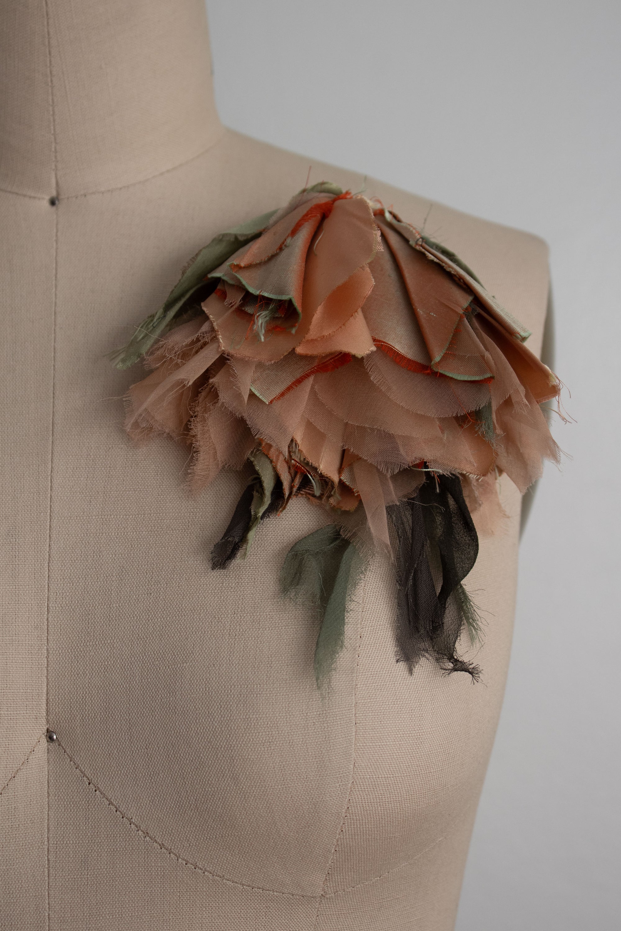 N° 184 falling flower brooch - ususabi rose - L