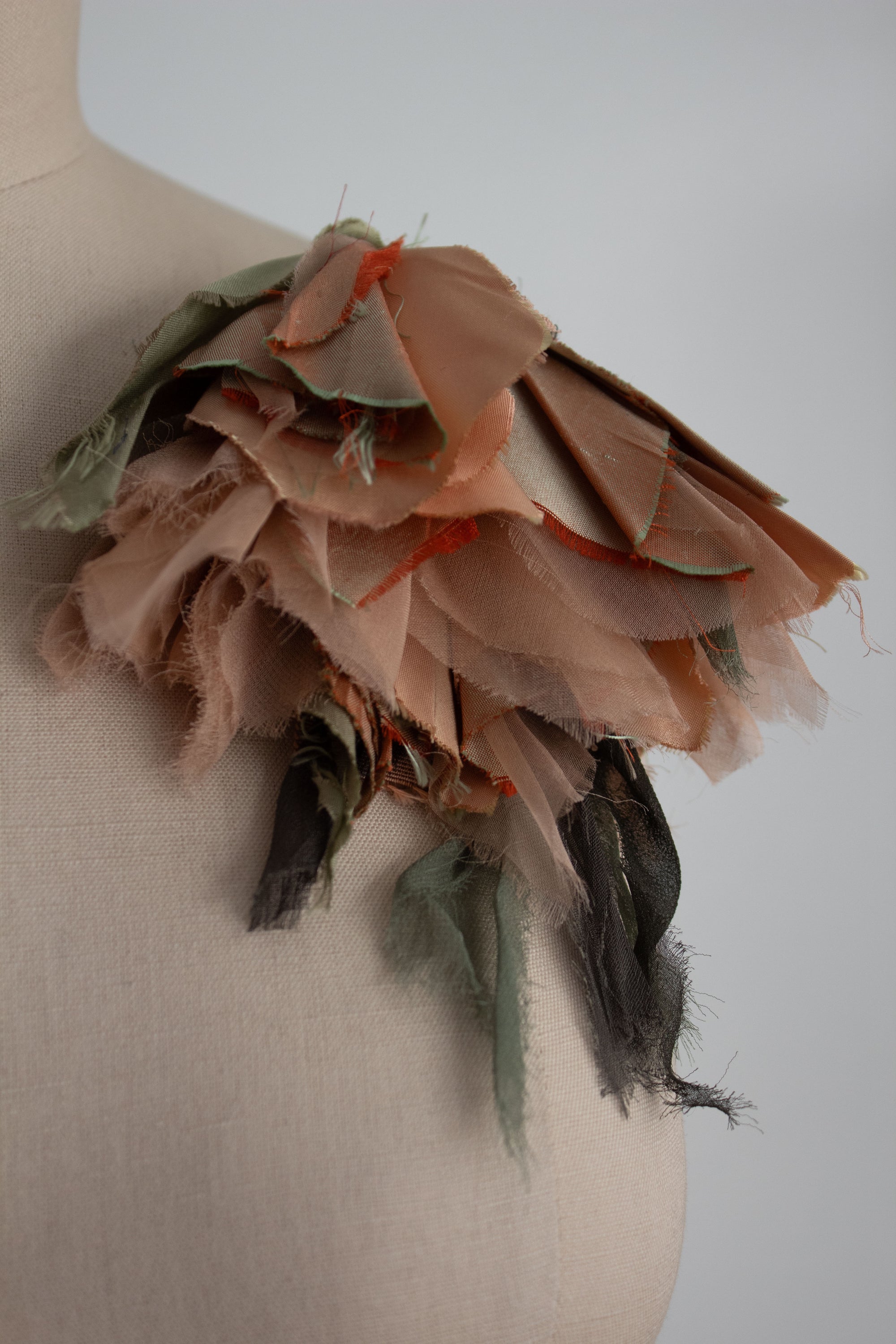 N° 184 falling flower brooch - ususabi rose - L