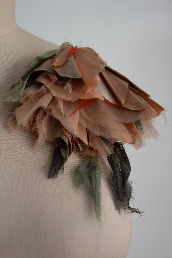 N° 184 falling flower brooch - ususabi rose - L