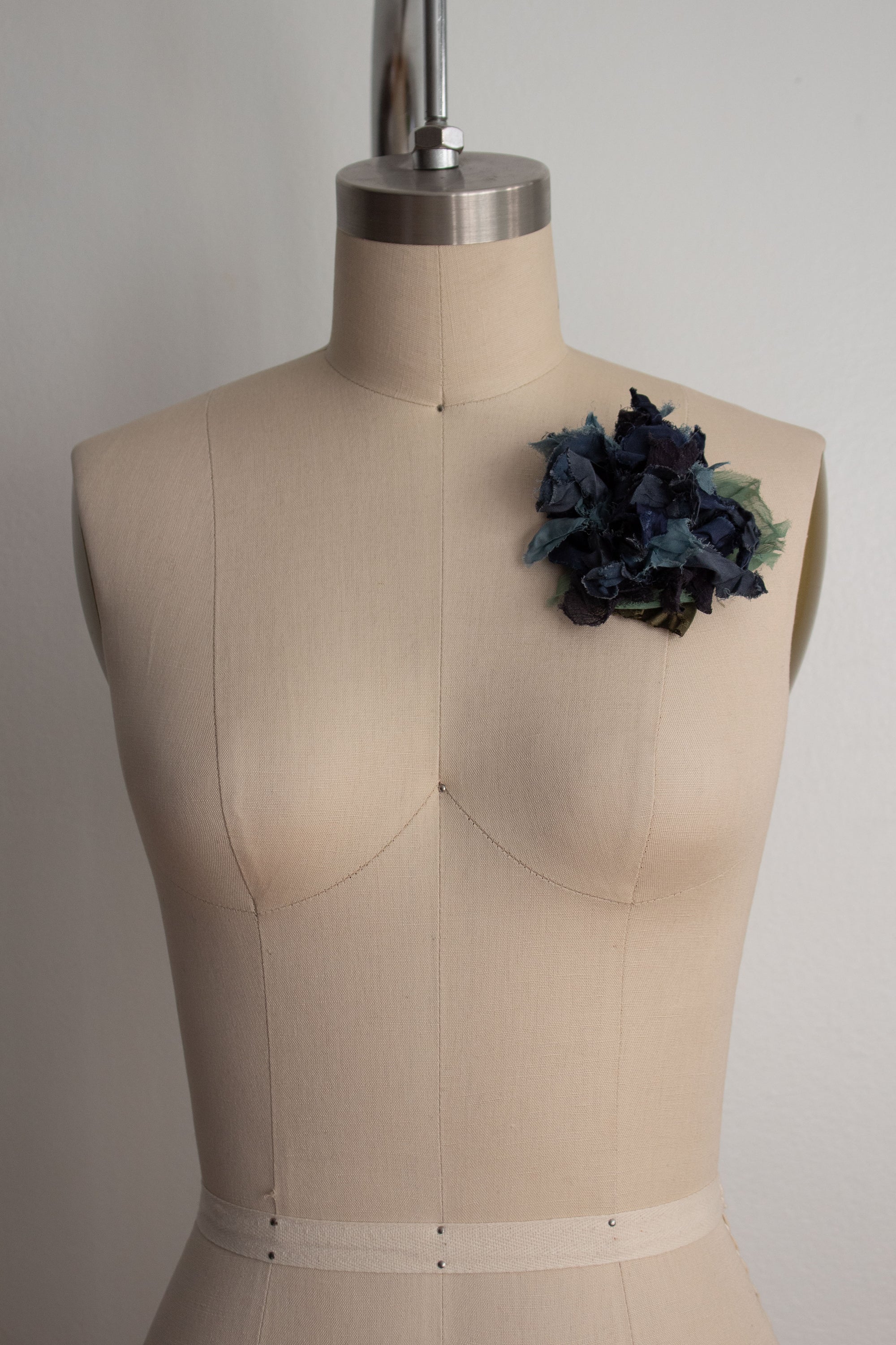 N° 51 crushed bloom brooch - umi bue - M