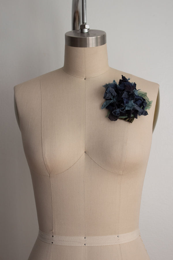 N° 51 crushed bloom brooch - umi bue - M