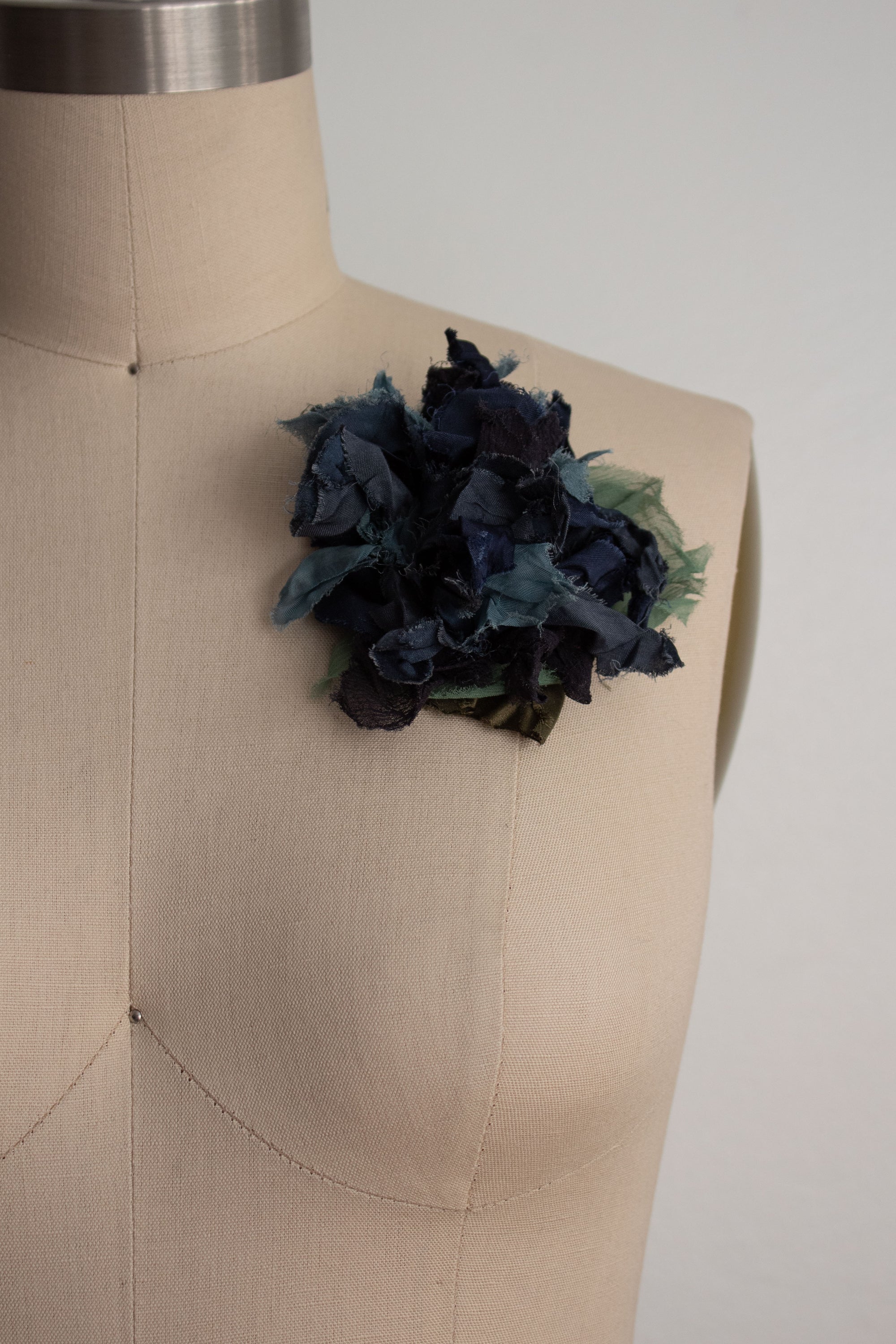 N° 51 crushed bloom brooch - umi bue - M