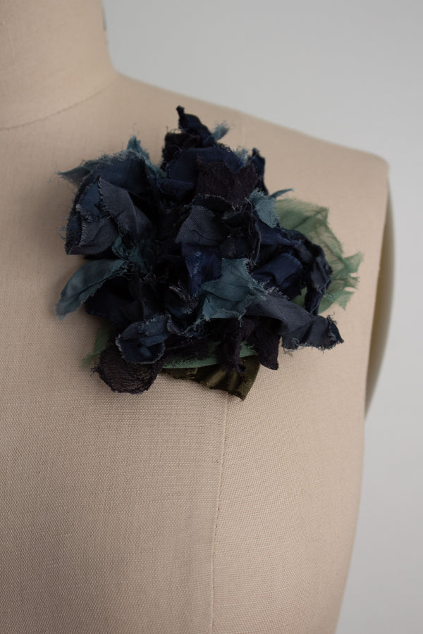 N° 51 crushed bloom brooch - umi bue - M