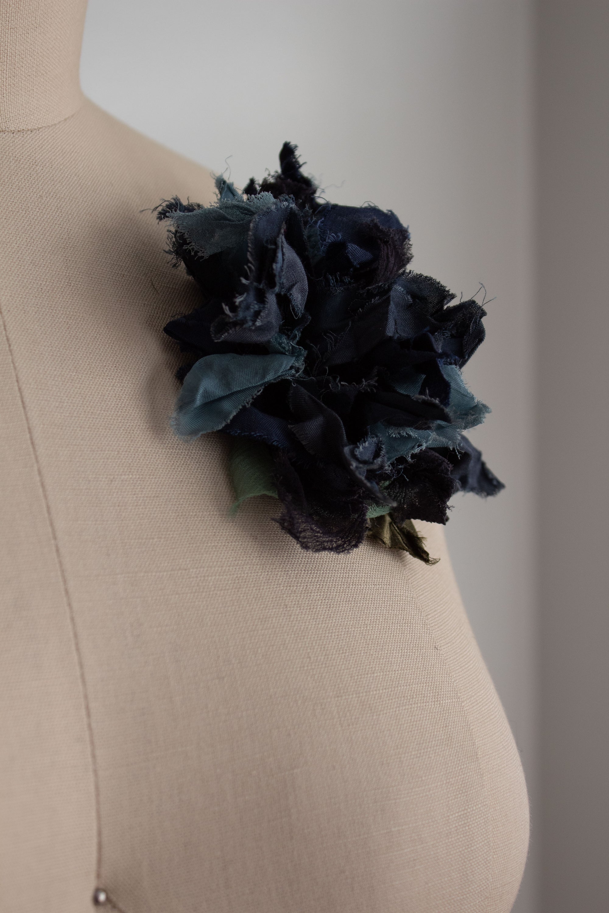 N° 51 crushed bloom brooch - umi bue - M