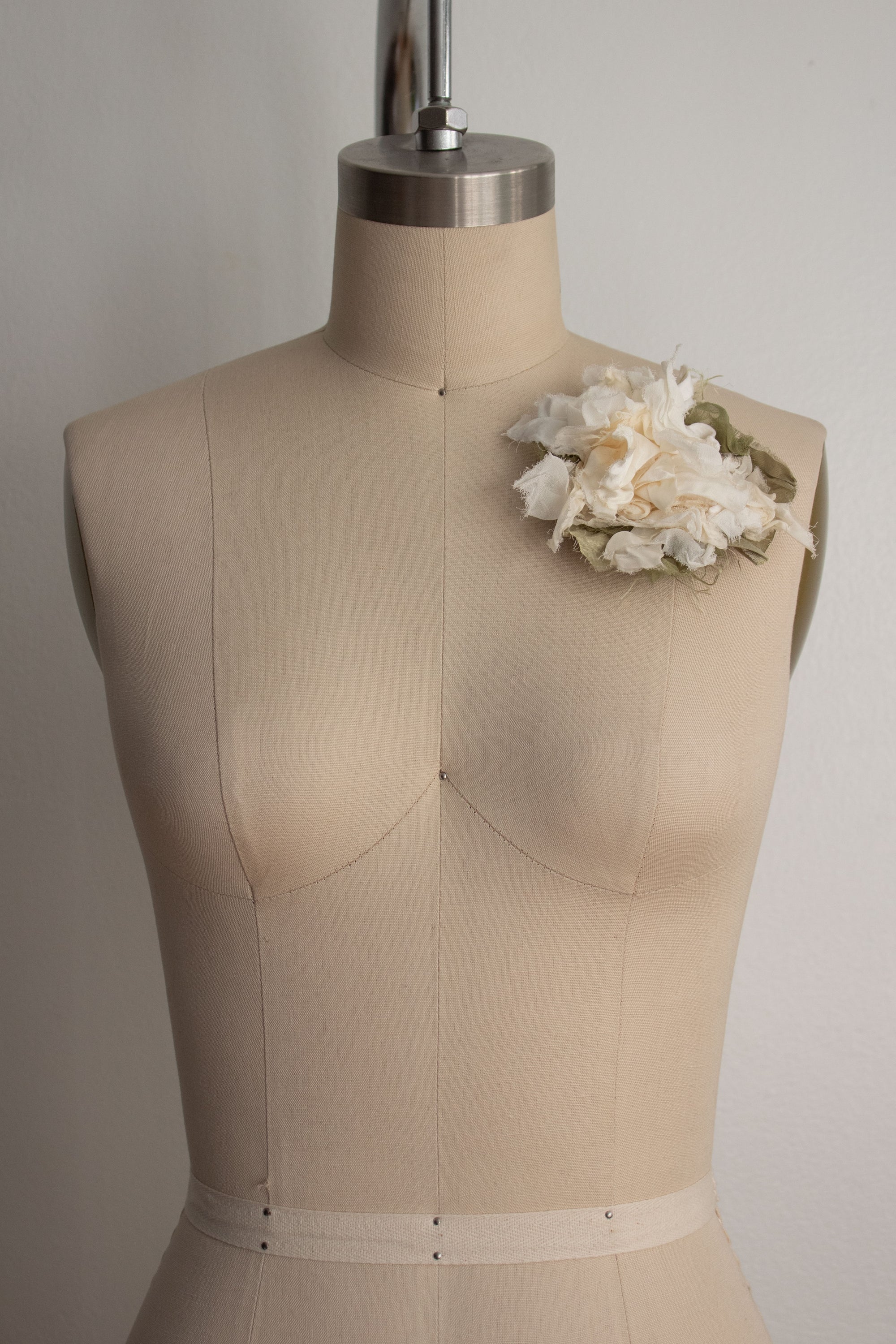 N° 51 crushed bloom brooch - yuki white - M