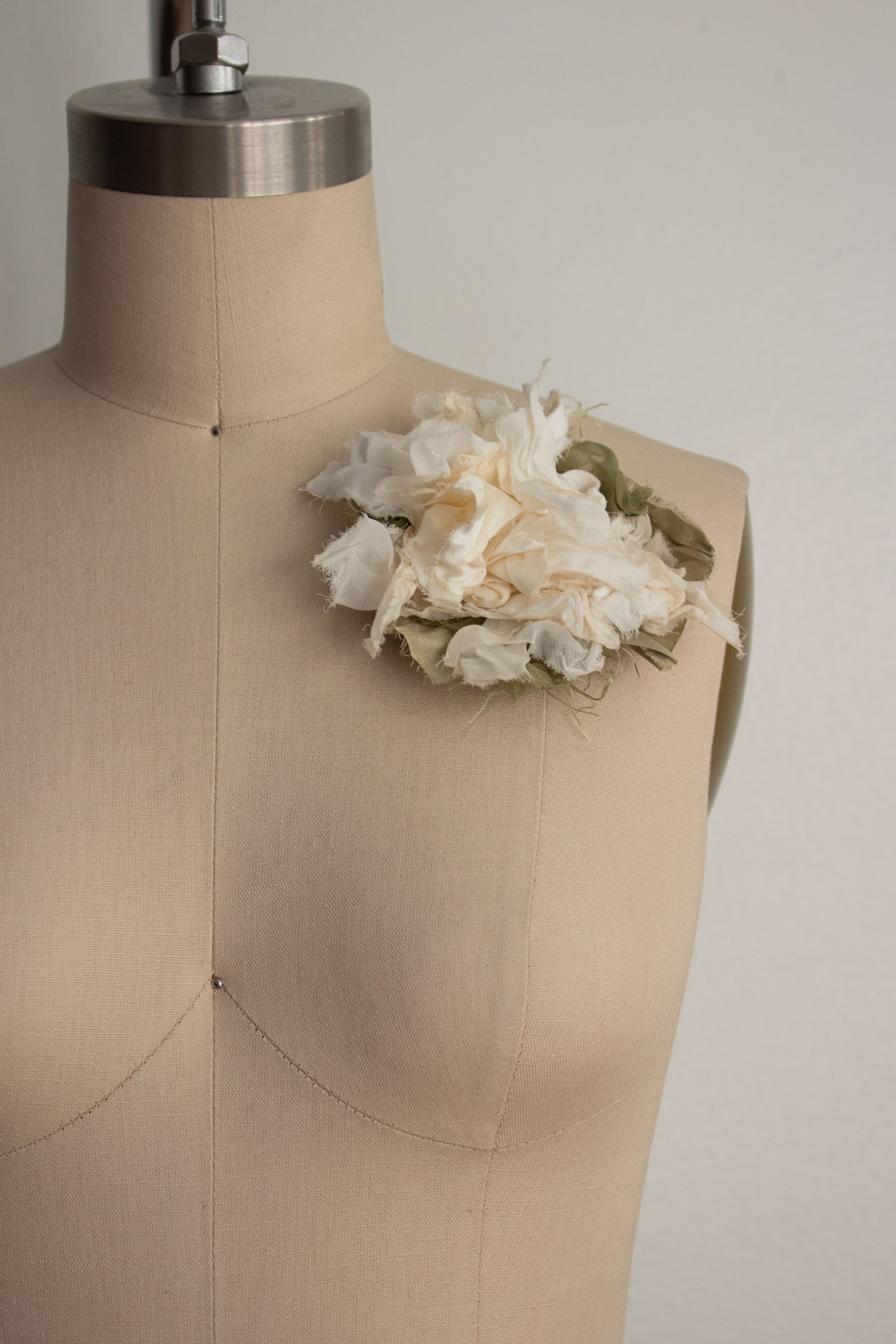 N° 51 crushed bloom brooch - yuki white - M