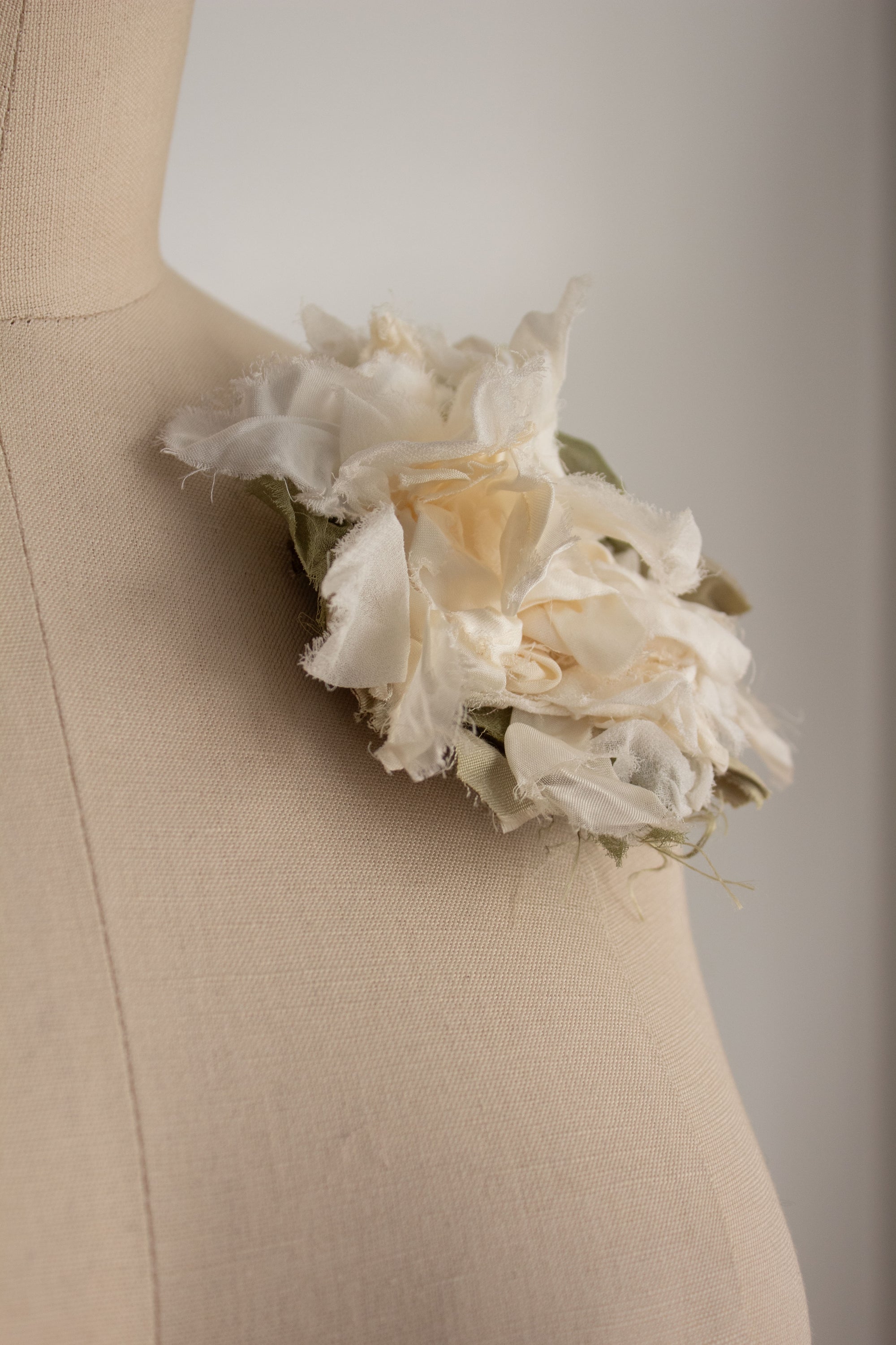 N° 51 crushed bloom brooch - yuki white - M