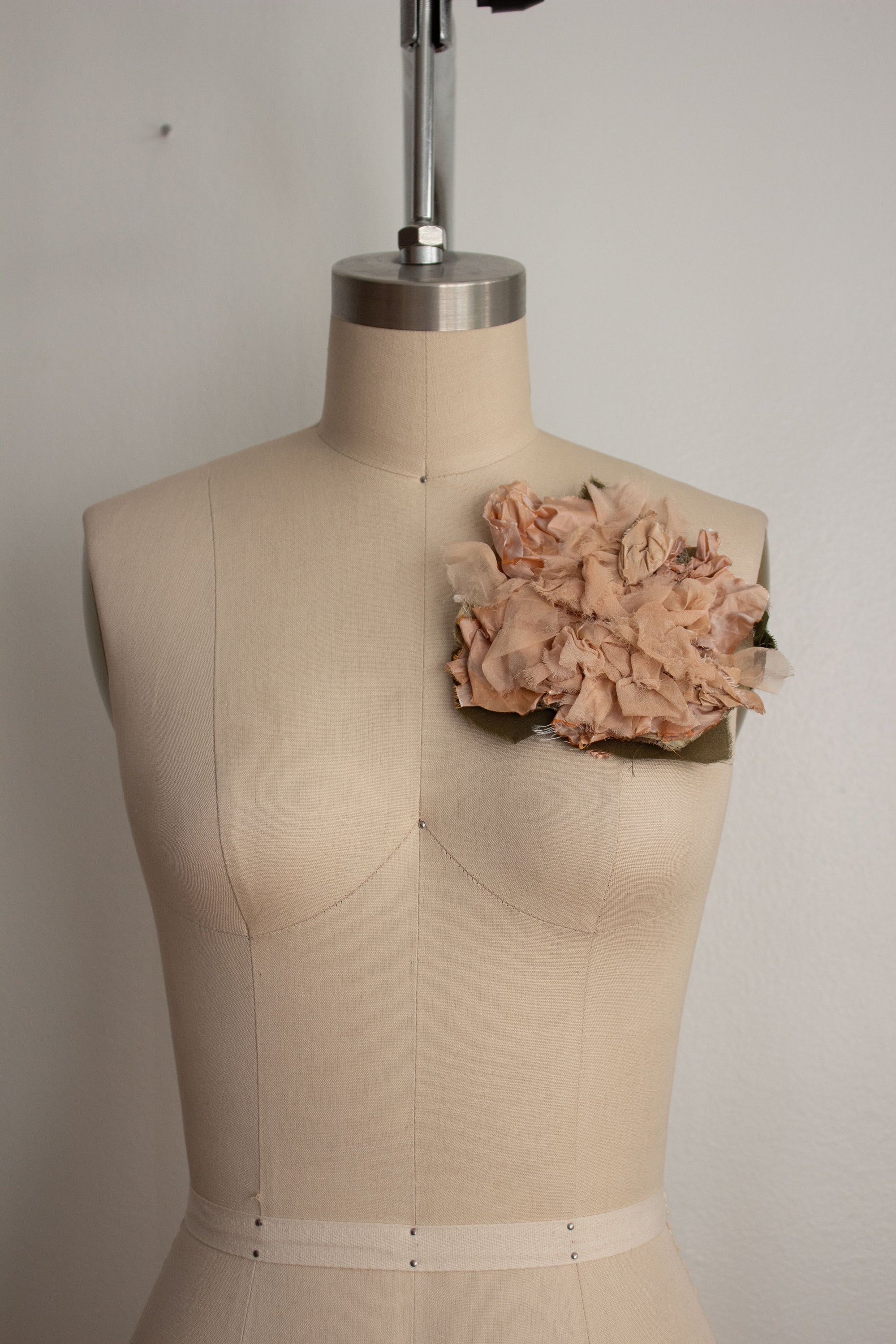 N° 51 crushed bloom brooch - ususabi rose - L