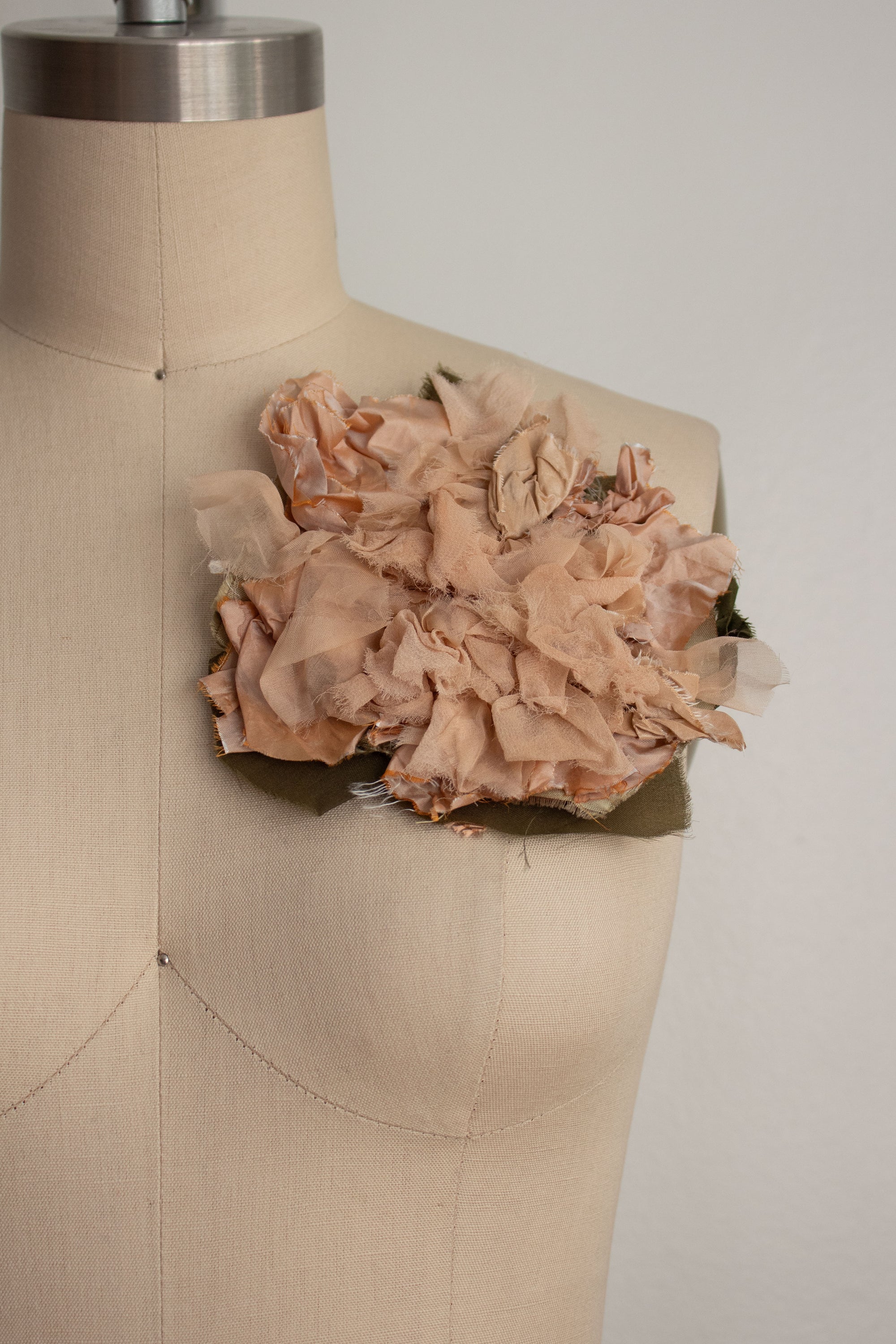 N° 51 crushed bloom brooch - ususabi rose - L