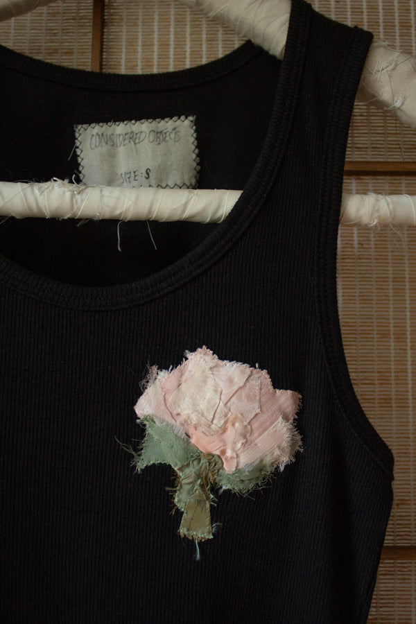 N° 354 womens fitted pressed flower rib tank - sumi black/ame pink (made to order)
