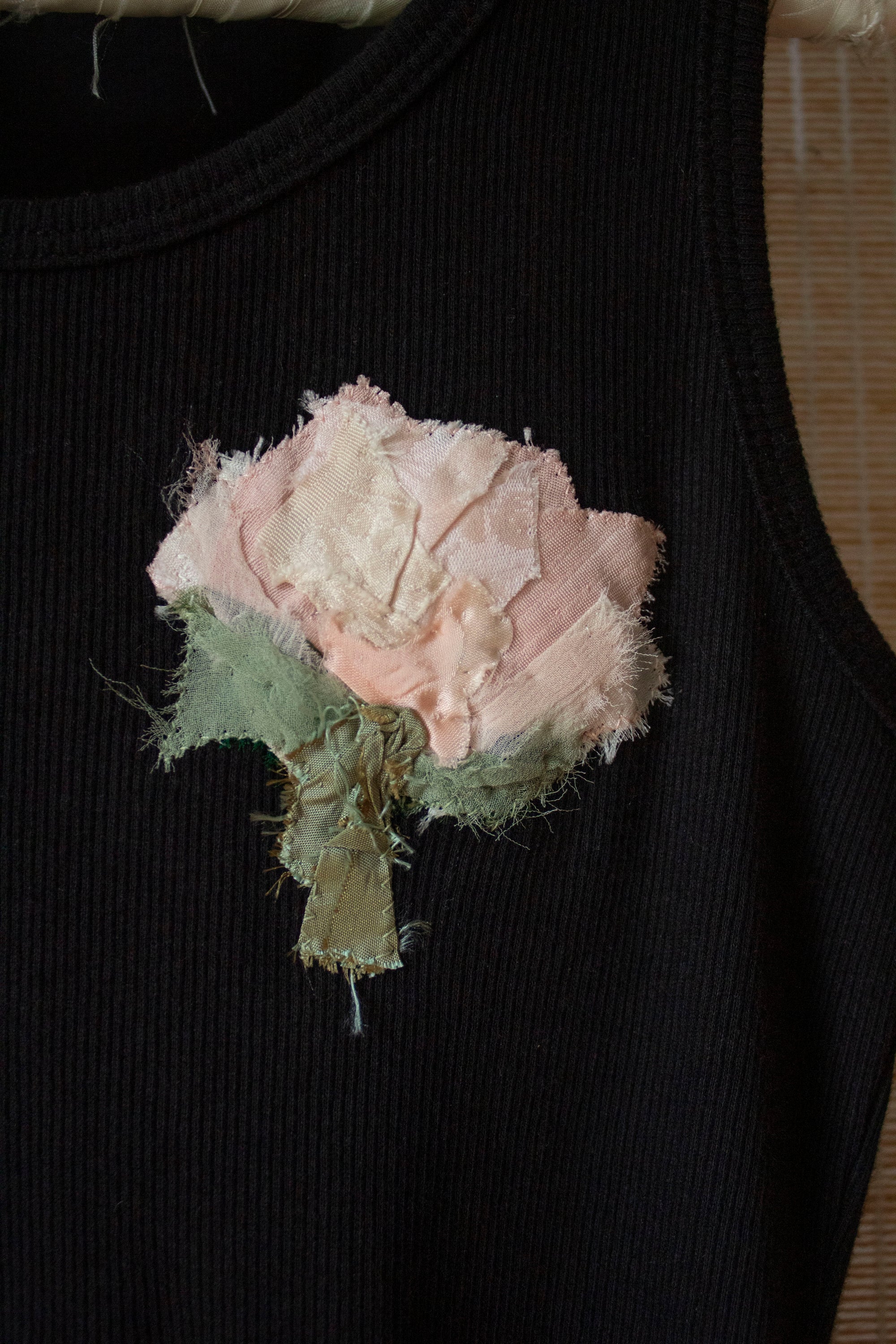 N° 354 womens fitted pressed flower rib tank - sumi black/ame pink (made to order)