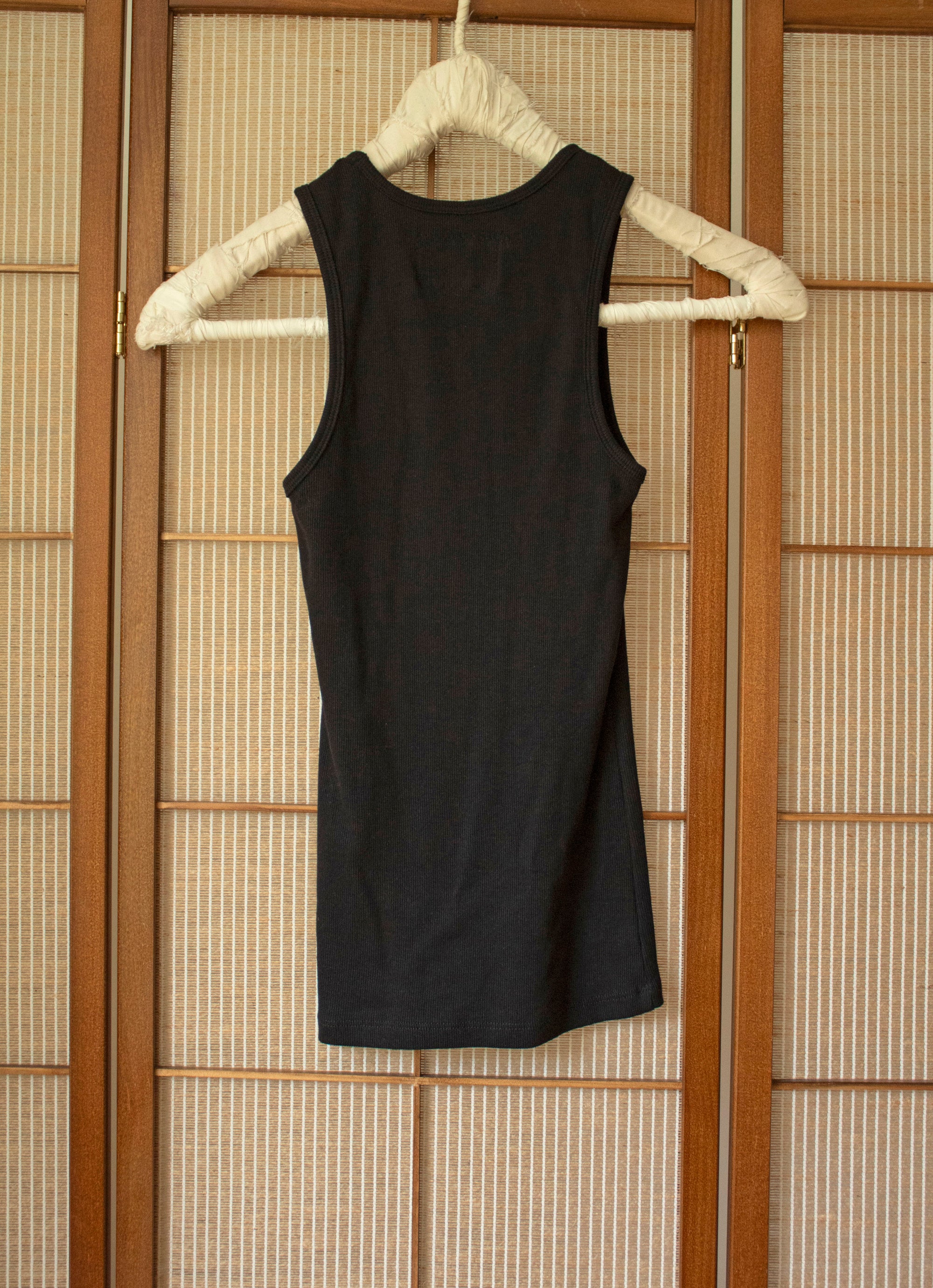N° 354 womens fitted pressed flower rib tank - sumi black/ame pink (made to order)