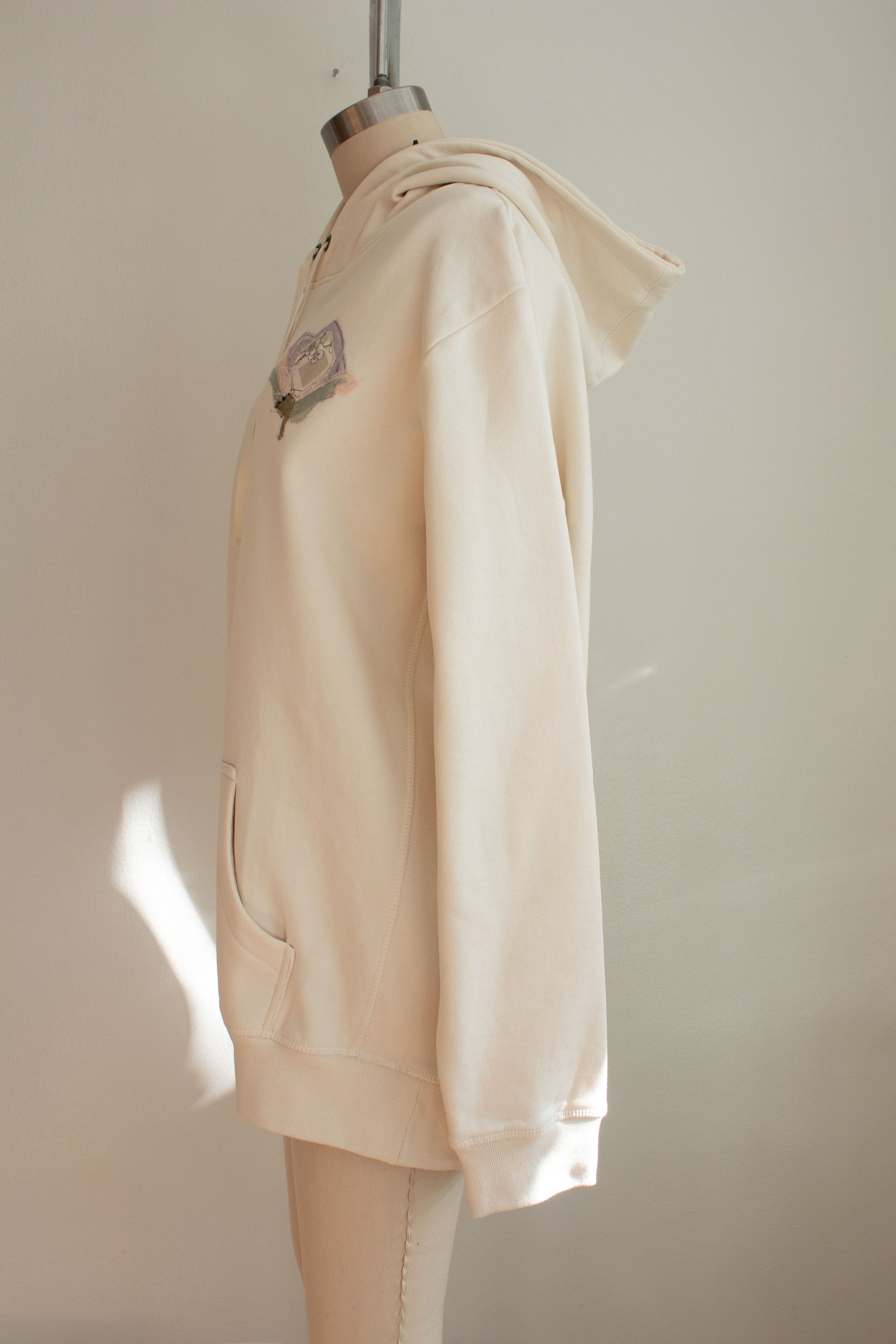 N° 306 pressed flower heavyweight brushed hoodie - shu cream / sakura lavender