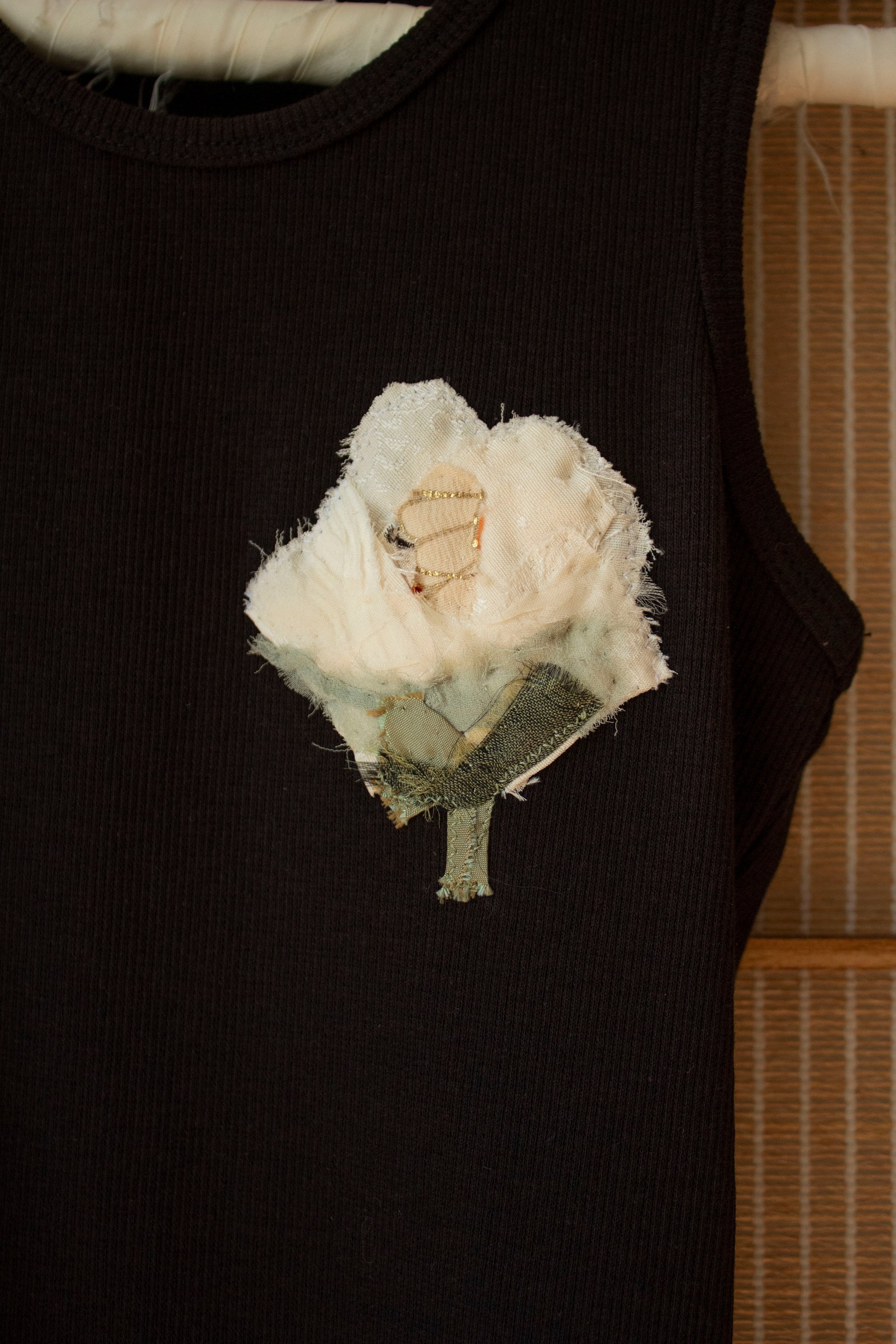 N° 354 womens fitted pressed flower rib tank - sumi black/yuki white (made to order)