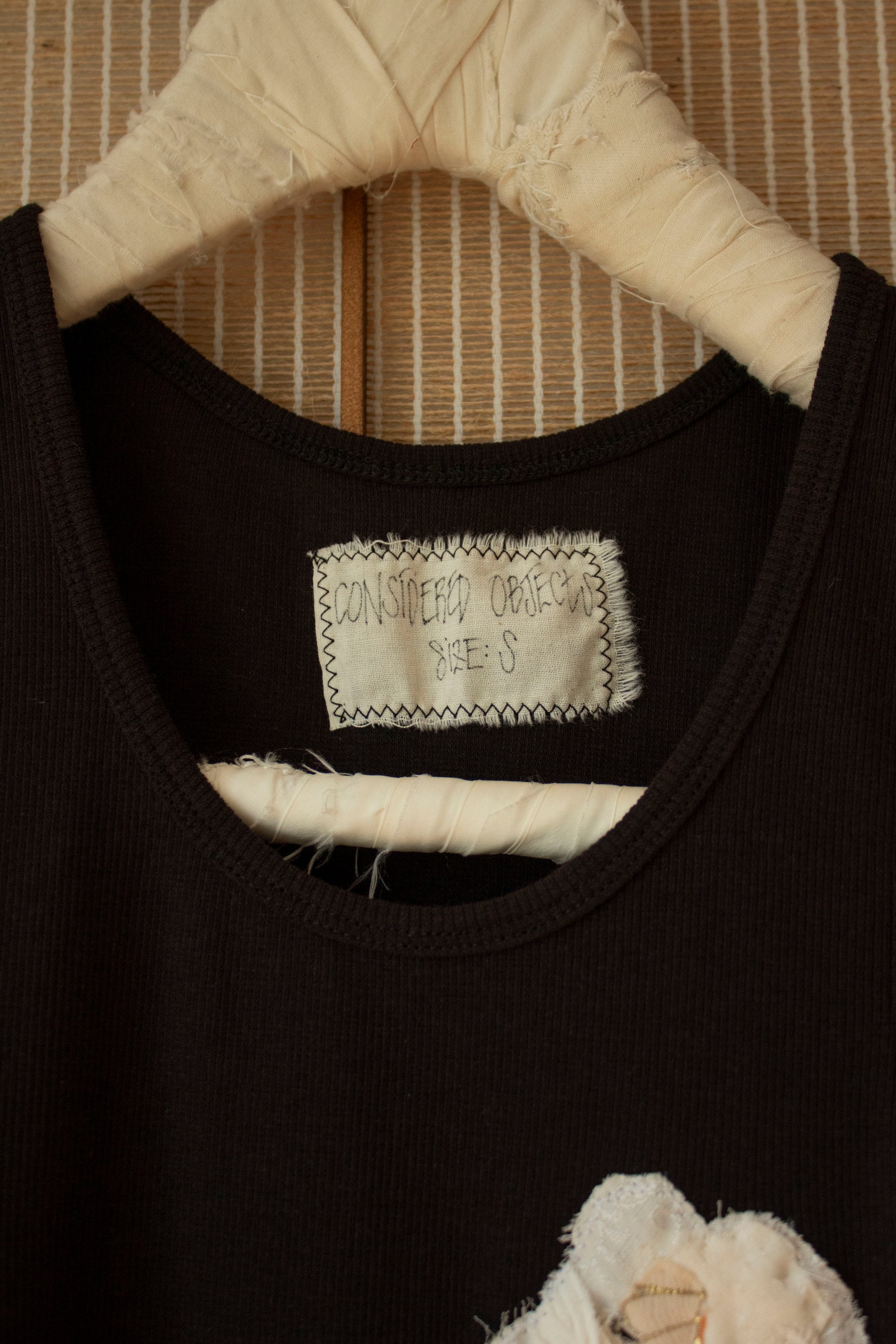 N° 354 womens fitted pressed flower rib tank - sumi black/yuki white (made to order)
