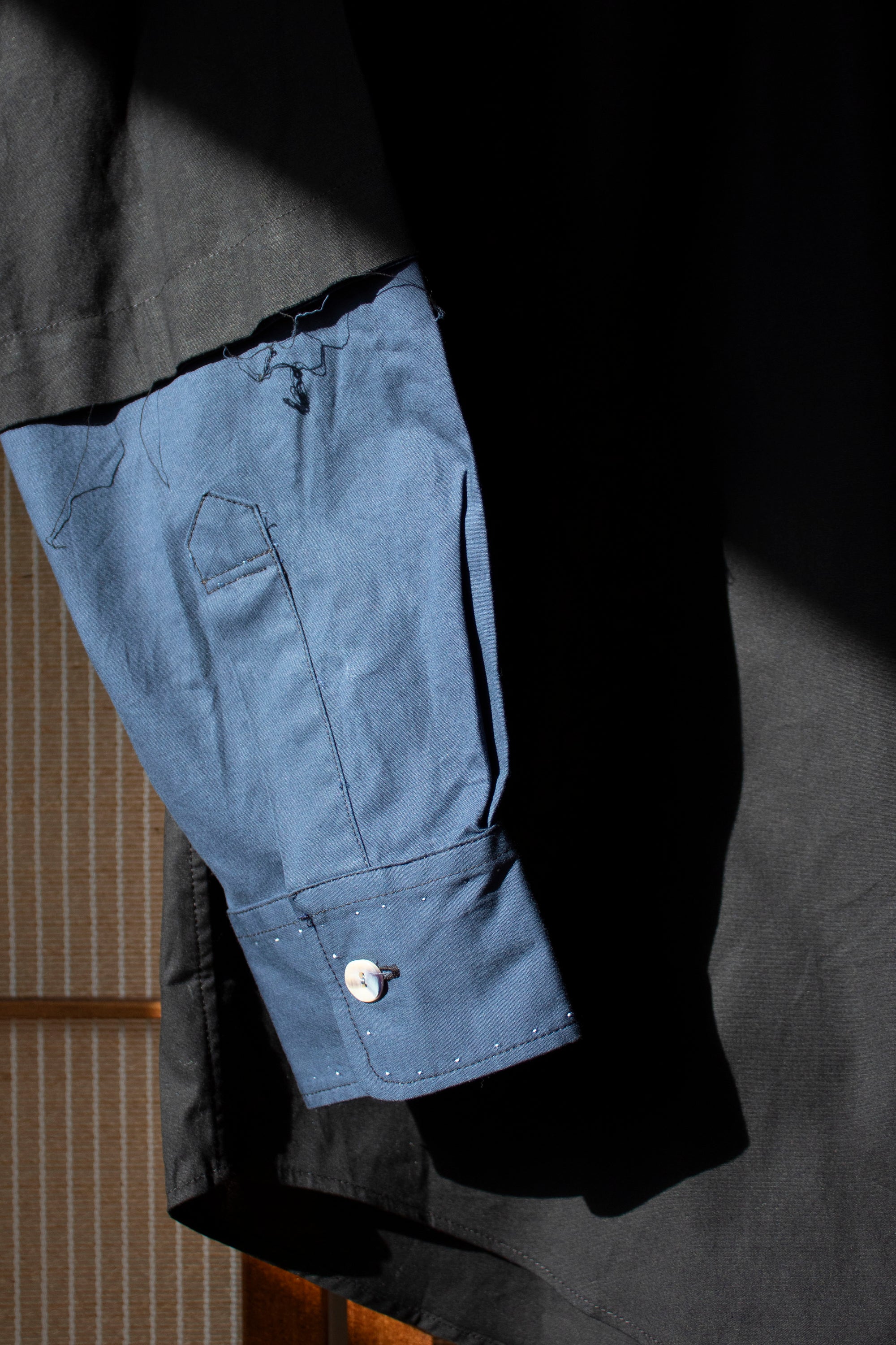 N° 296 paneled sleeve shirt - sumi black/umi blue - M