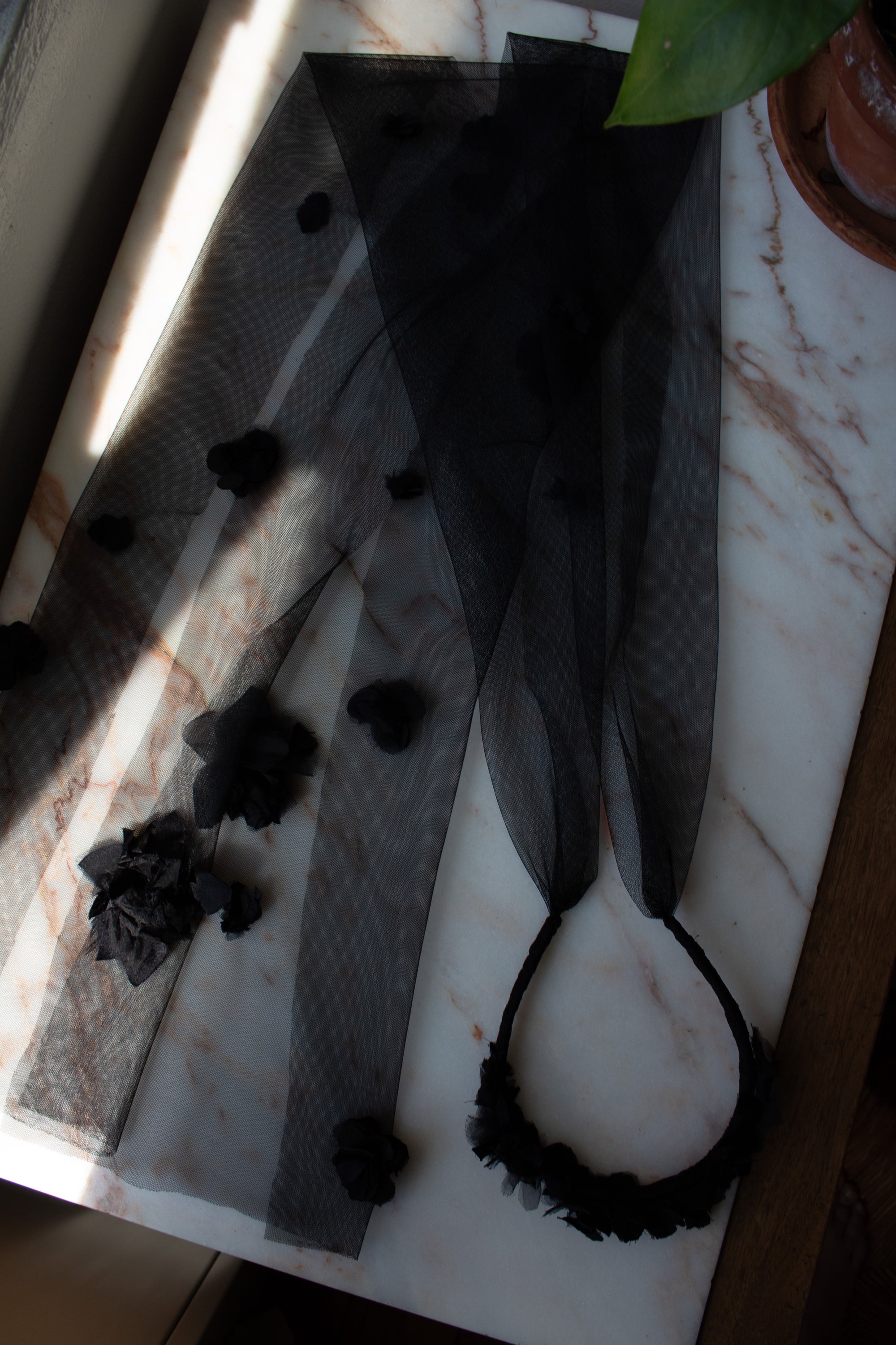 N° 91 crushed blooms headscarf- sumi black