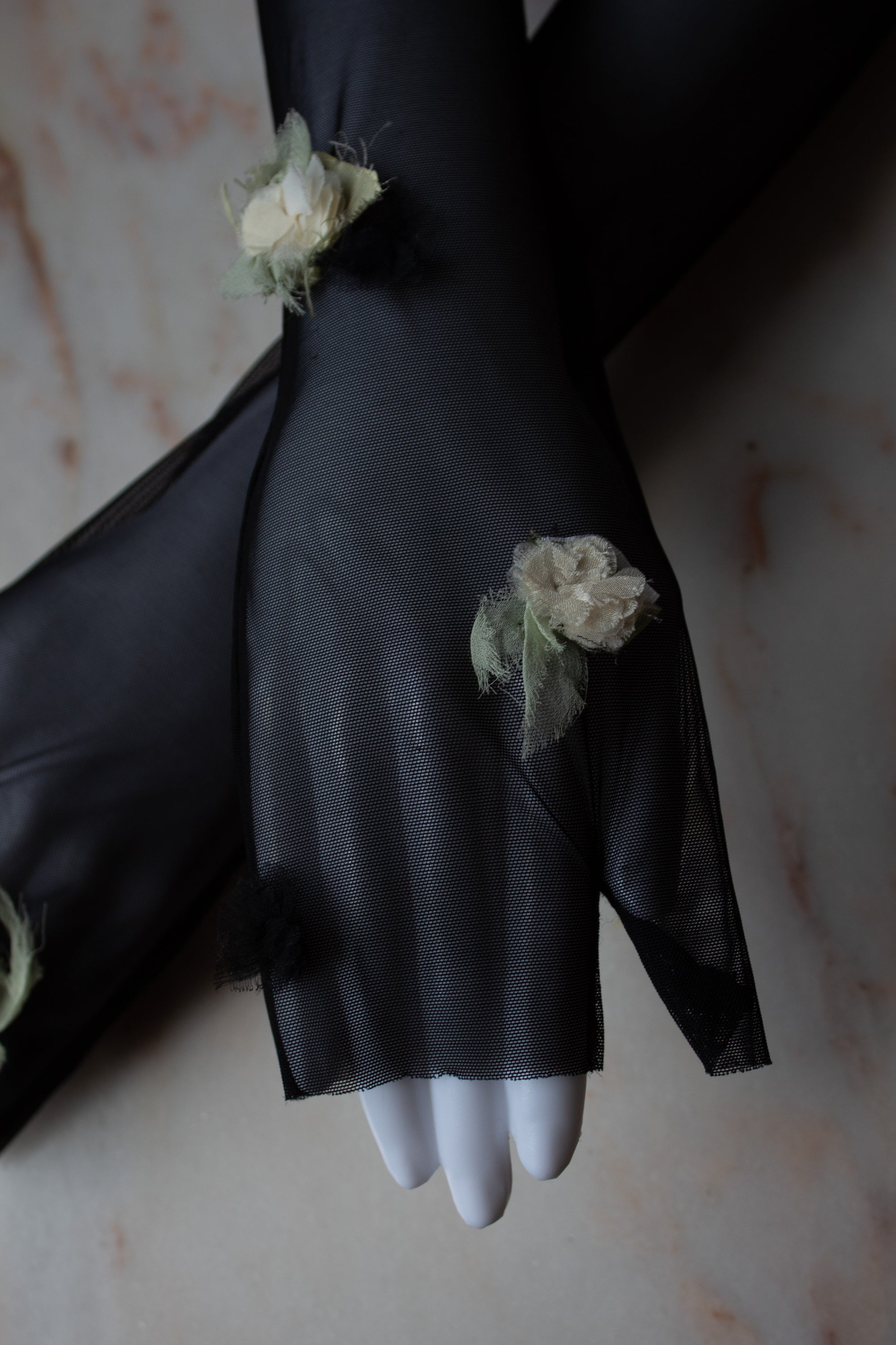 N° 90 crushed blooms fingerless gloves- yuki white