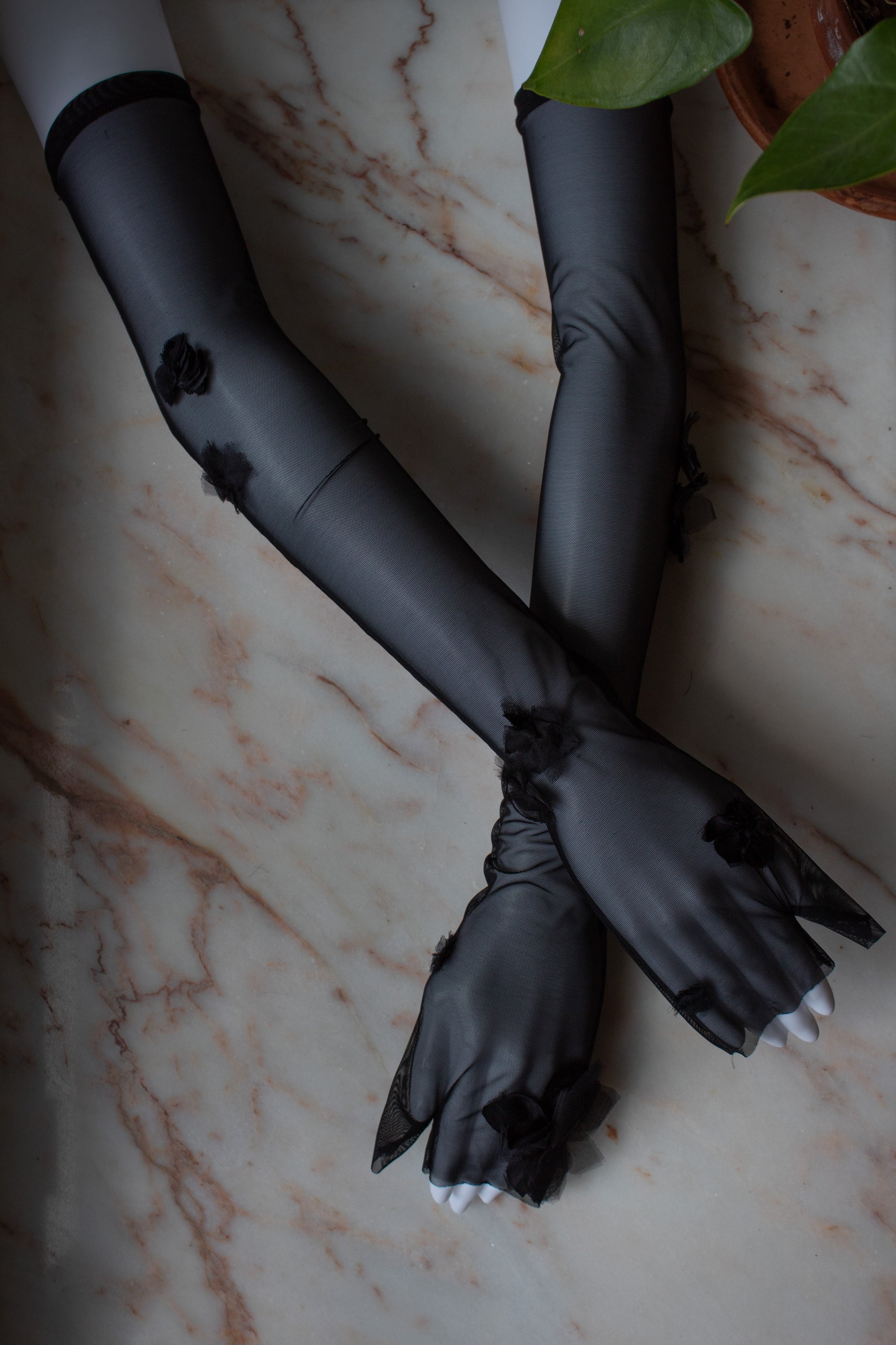 N° 90 crushed blooms fingerless gloves- sumi black