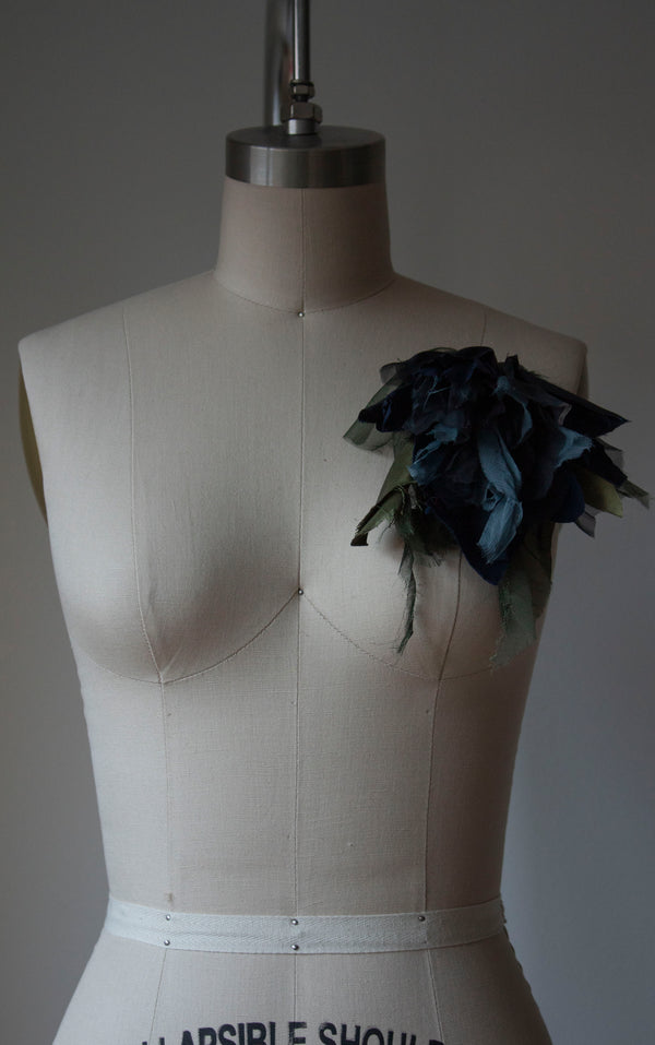 N° 184 falling flower brooch - umi blue - L (made to order)